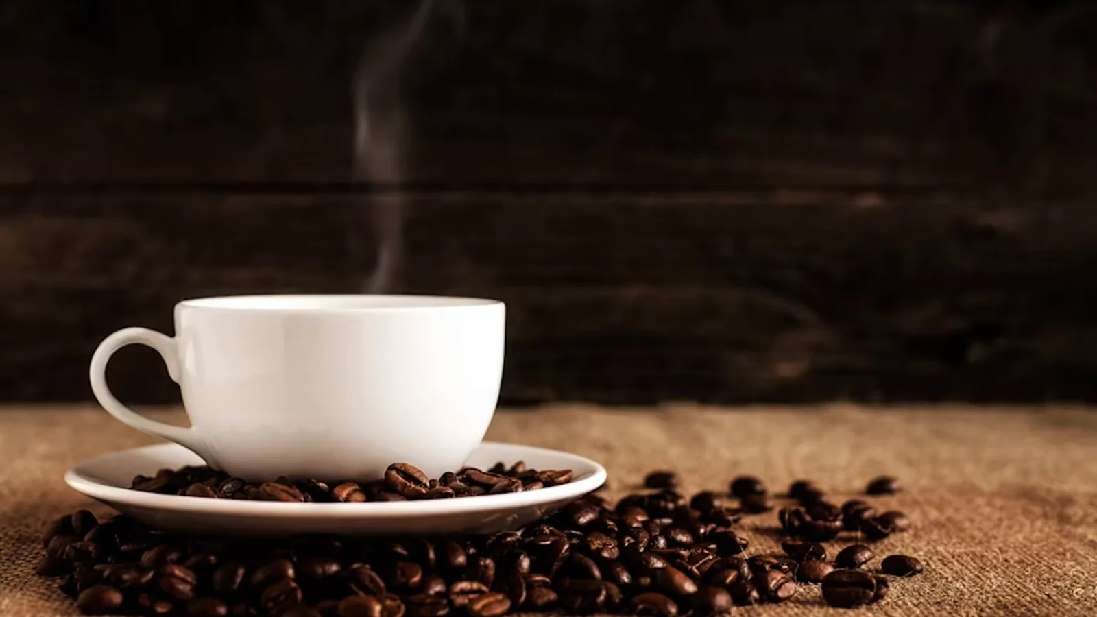 Xícara de café sobre grãos torrados
